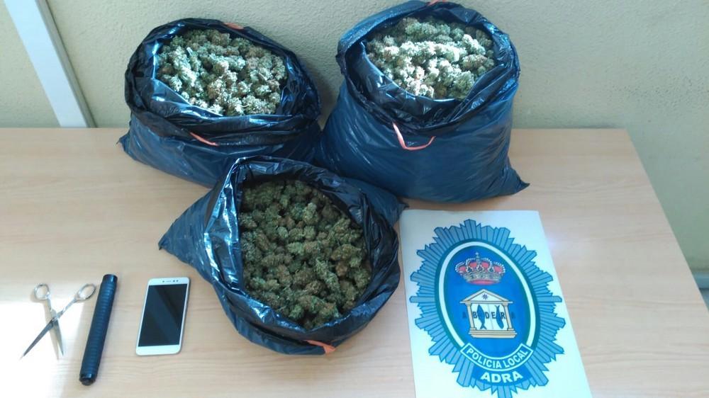 La Policía Local de Adra descubre a un hombre con más de 3,5 kilogramos de marihuana en su coche