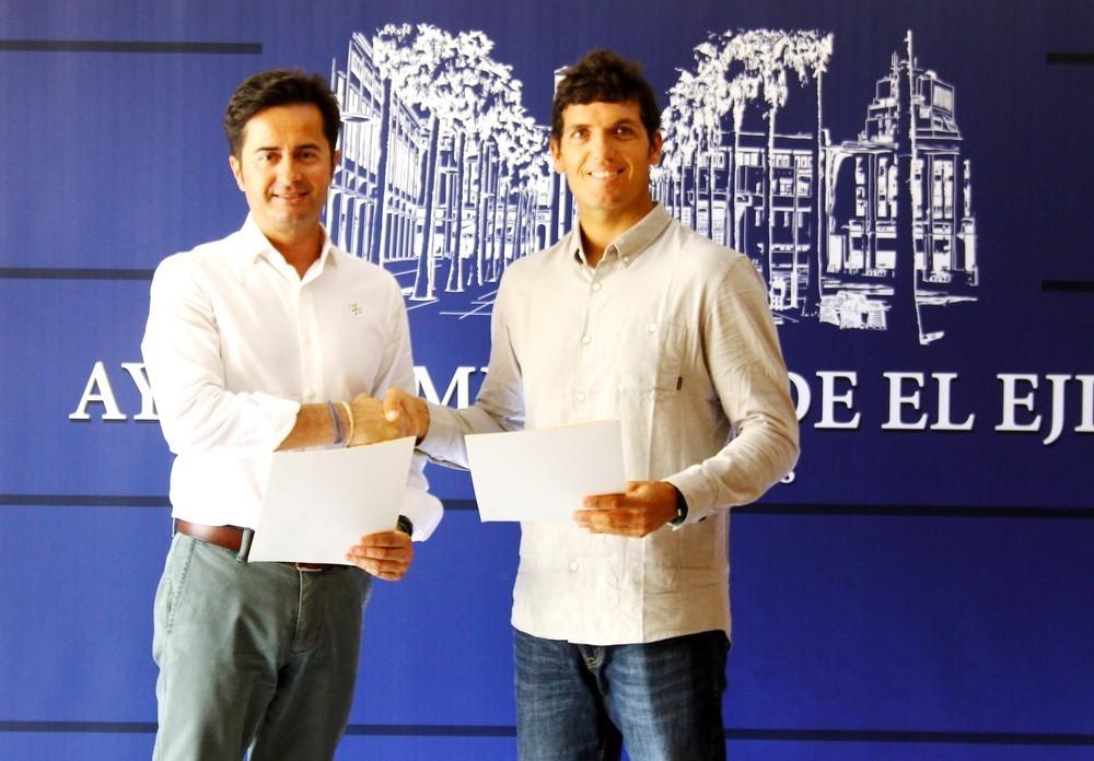 El windsurfista Víctor Fernández seguirá promocionando El Ejido como destino turístico