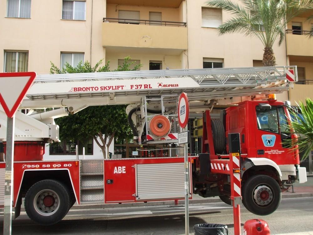 Un intoxicado por inhalación de humo en el incendio de la cocina de un restaurante en Roquetas de Mar