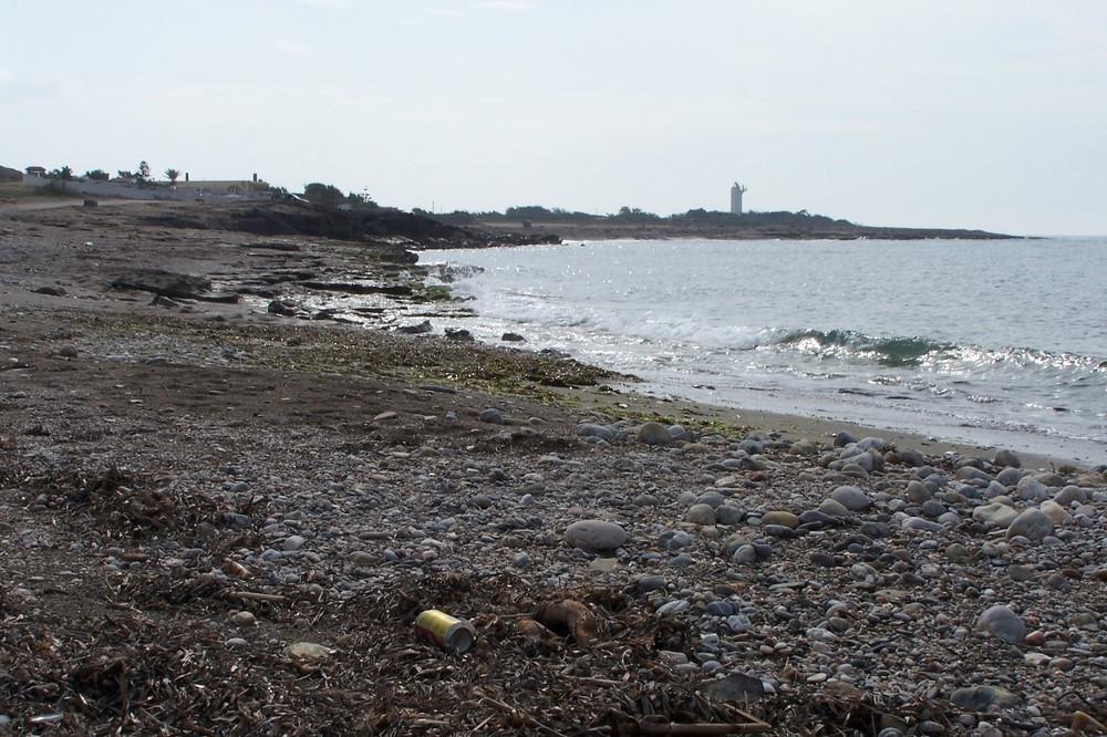 Encuentran un cádaver flotando a pocos metros de la orilla en la playa de Guardias Viejas