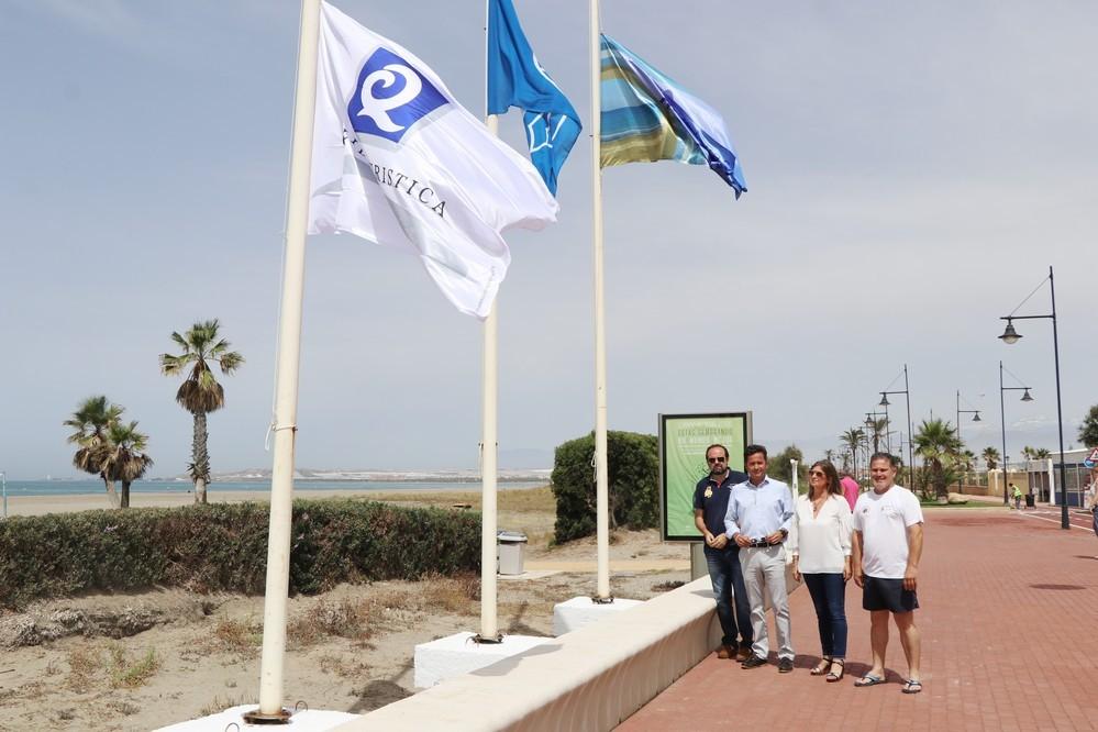 Las cuatro Banderas Azules y 'Q de calidad' ya ondean en las playas de El Ejido