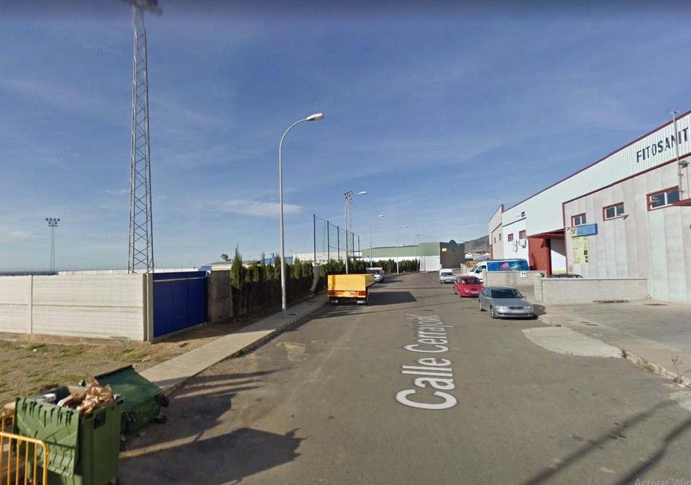Un incendio causa importantes daños materiales en una nave de frutas en Adra