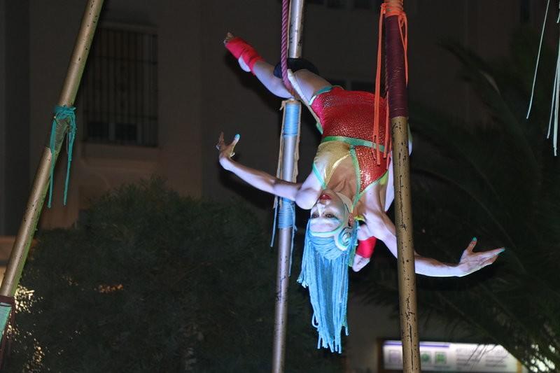 Un gran pasacalles de acrobacias, luces y telas inauguró la gran ‘Noche en Vela’ de Almerimar
