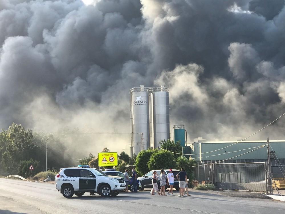 Arde la planta de plásticos usados de La Molineta en Las Norias
