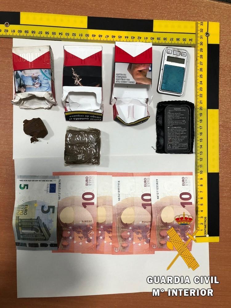 La Guardia Civil sorprende a una persona con una báscula de precisión, 60 gramos de hachís y dinero fraccionado para cambio en La Mojonera