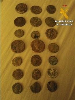 La Guardia Civil recupera en una investigación sobre la protección del patrimonio histórico 22 monedas de la época romana