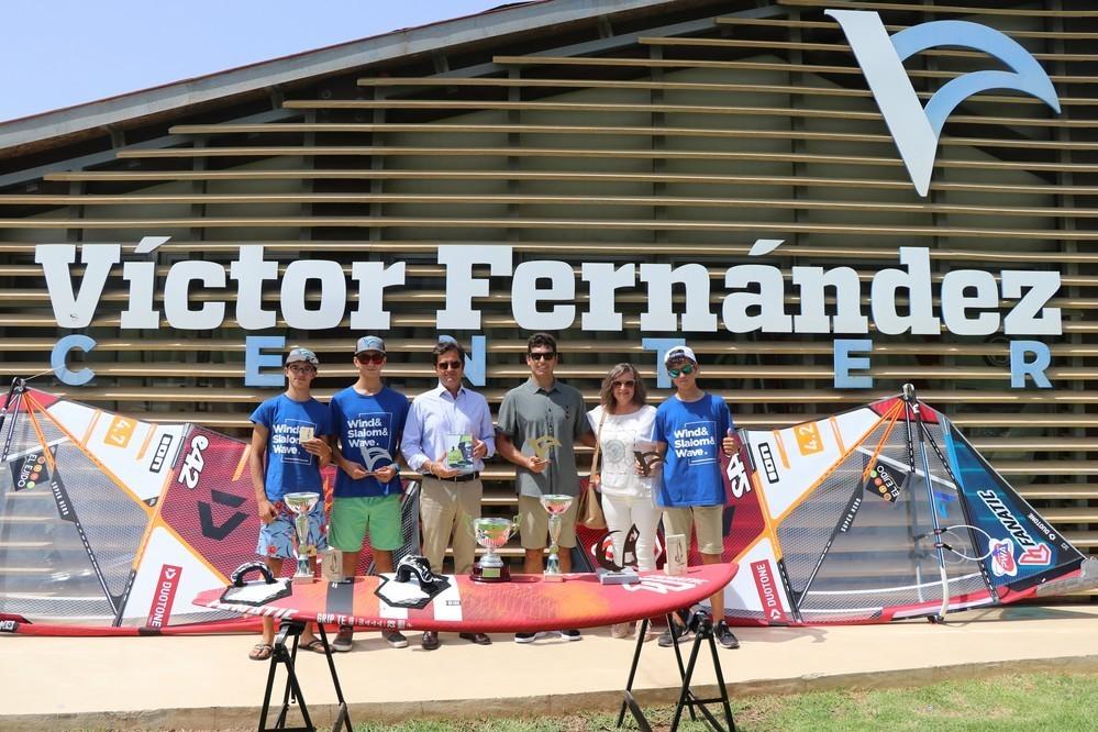 Góngora felicita a Víctor Fernández tras su victoria en Tenerife en la segunda prueba del mundial de windsurf