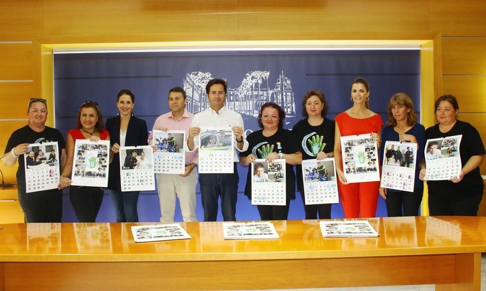 La Asociación 'Soy Especial ¿y qué?' y la Policía Local colaboran en la elaboración de un calendario solidario
