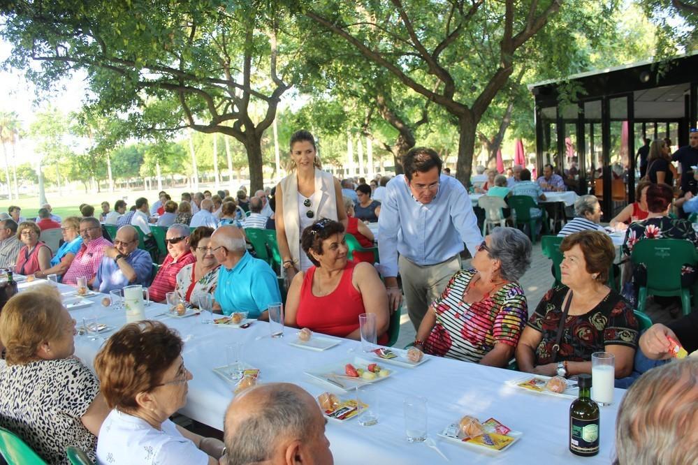 El Ejido celebra el Día del Mayor con un desayuno saludable y actividades de envejecimiento activo