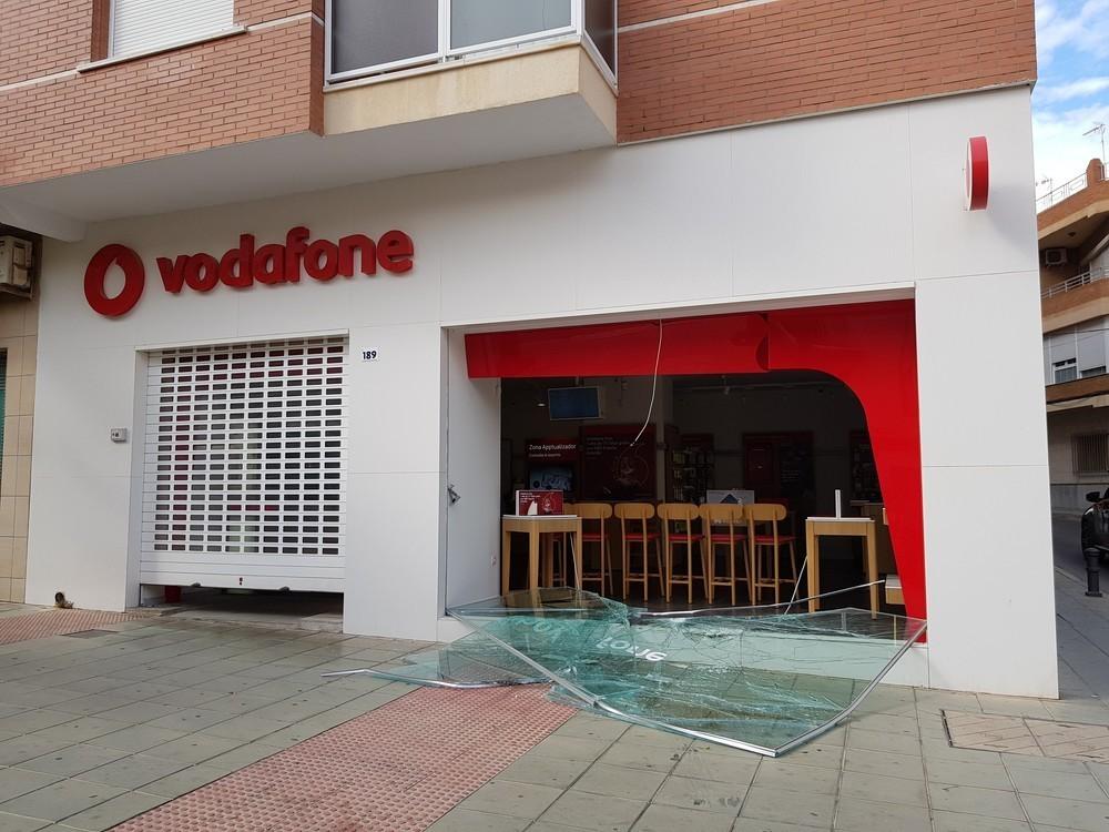 Roban en una tienda de telefonía de El Ejido a través del método del alunizaje
