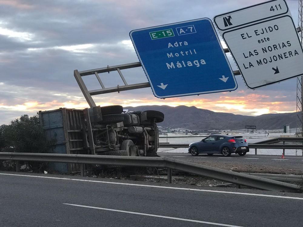 Continúa hospitalizado el conductor del camión que volcó este martes en la A7