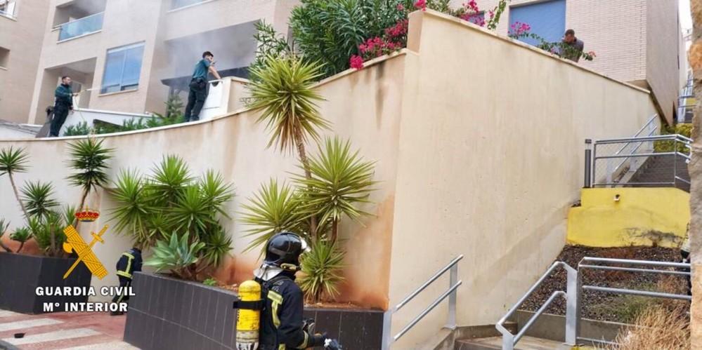La Guardia Civil actúa en la extinción de un incendio en una vivienda de Las Colinas de Aguadulce