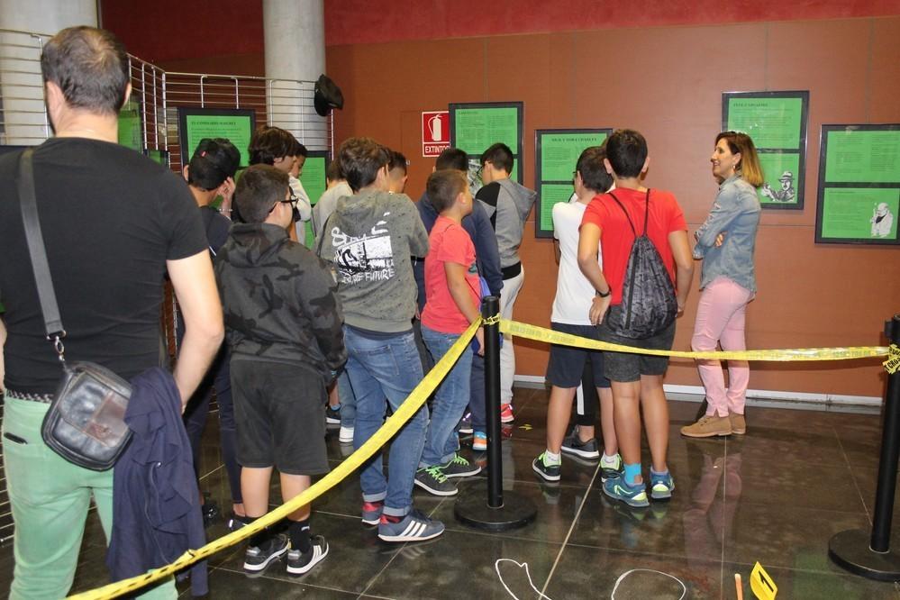 La Red de Bibliotecas de El Ejido celebra el ‘Día de la Luz’ con ‘un hilo invisible de plata que une estantería con estantería’