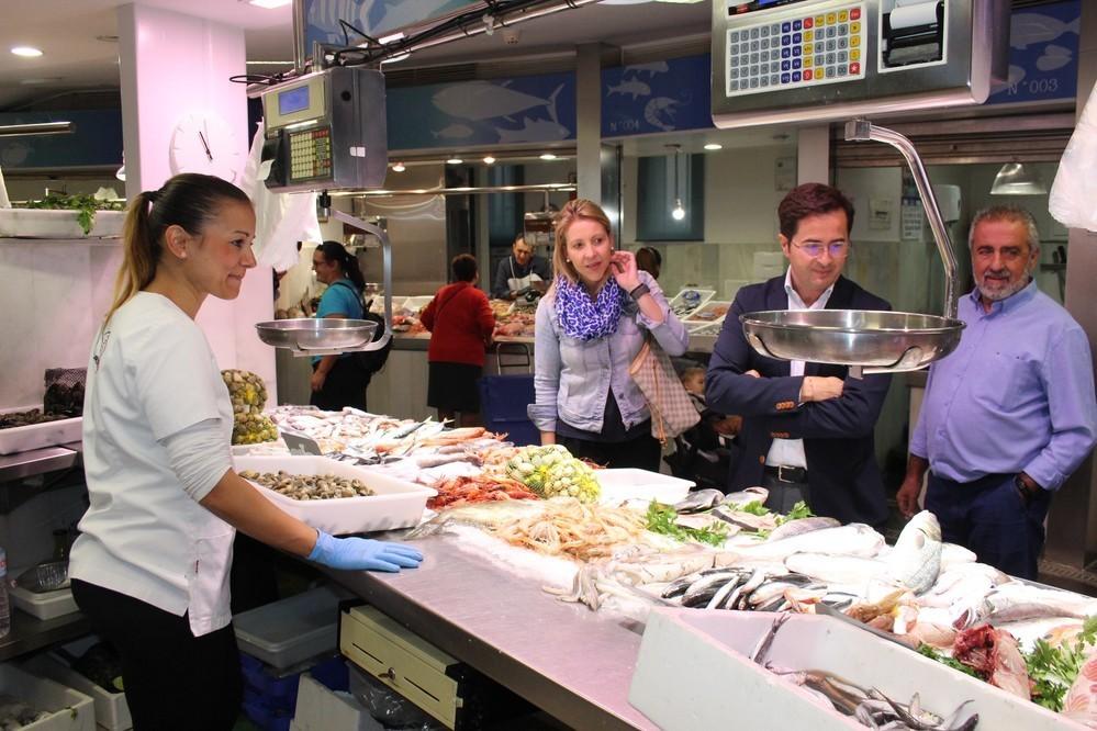 Escolares aprenden las artes tradicionales de pesca y las variedades de los caladeros almerienses en una visita al Mercado de Abastos