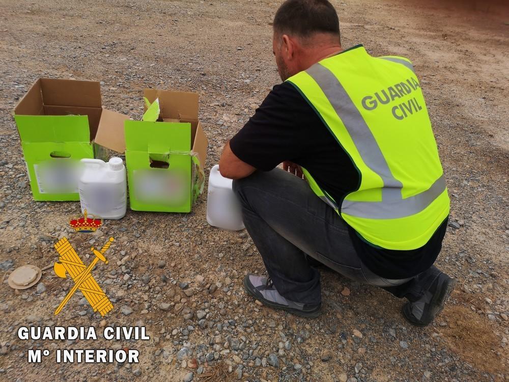 La Guardia Civil detiene a una persona e investiga a otra en Vícar y Adra por la compraventa de fitosanitarios robados