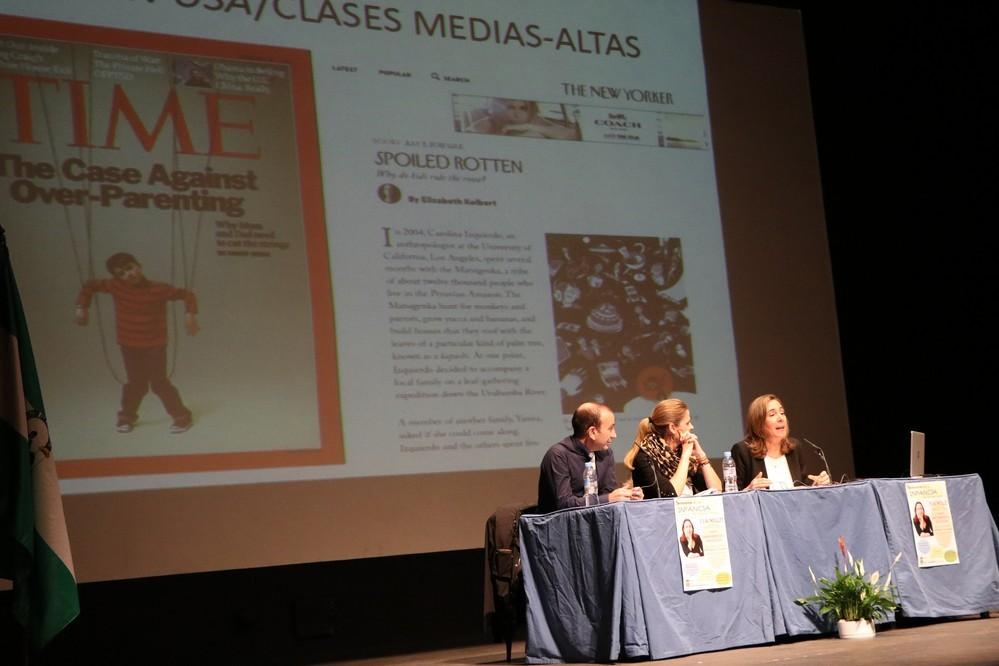 La escritora Eva Millet aborda la conferencia ¿Niños perfectos o niños infelices? en el inicio de la Semana de la Infancia