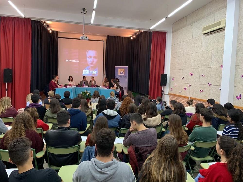 Una mesa redonda en el IES Fuente Nueva aborda la violencia de género desde la perspectiva de la educación y la juventud