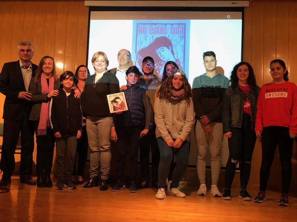 Los alumnos del IES Santo Domingo realizan un libro de poemas y dibujos en apoyo a las víctimas de la violencia machista