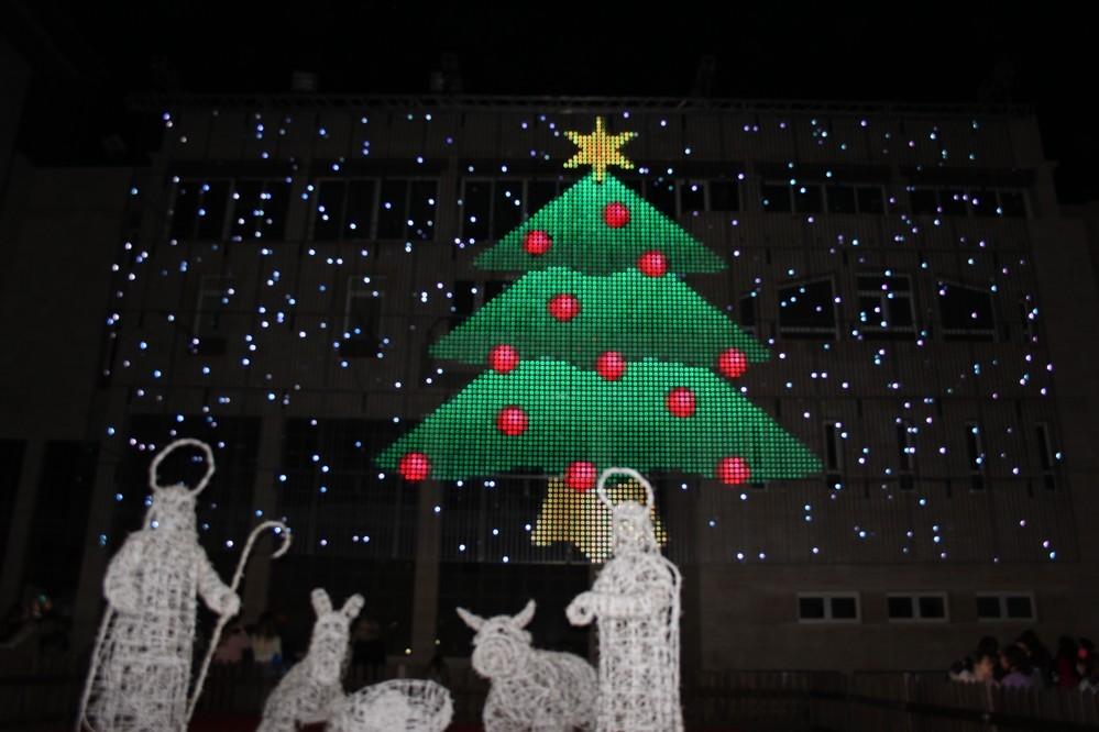 Luz, color y creatividad impregnan la Plaza Mayor con un gran espectáculo audiovisual que da paso a la Navidad en El Ejido