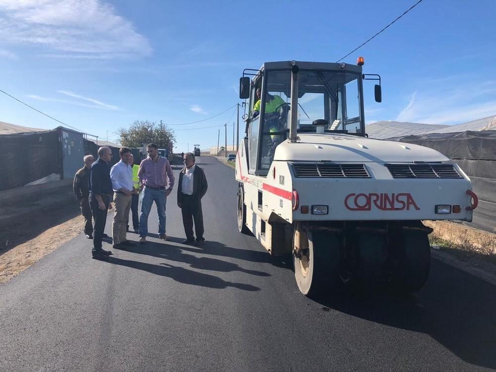 Las obras de reforma integral de la carretera del IRYDA finalizan esta semana con la sustitución del asfalto, la mejora del drenaje y el aumento de la seguridad vial