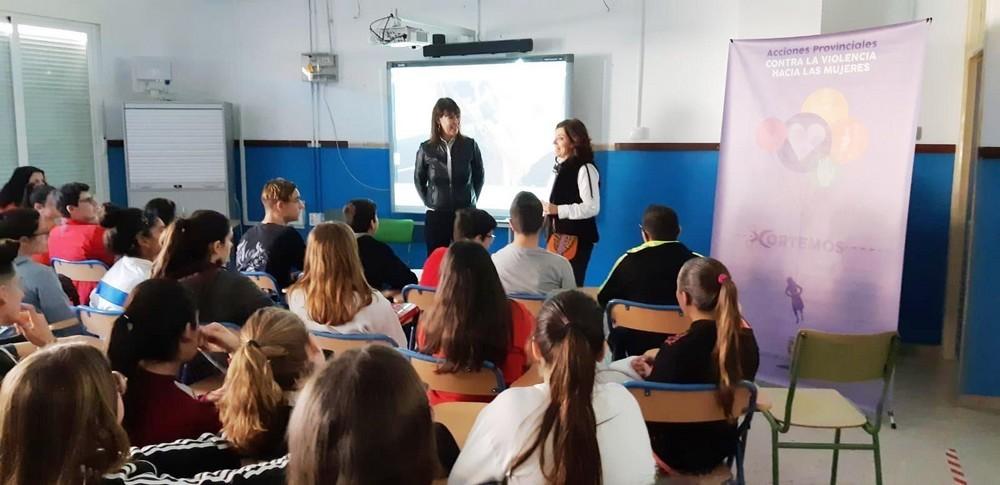 Los alumnos del IES Mar Azul celebran un encuentro con la directora de cine Mabel Lozano sobre violencia de género