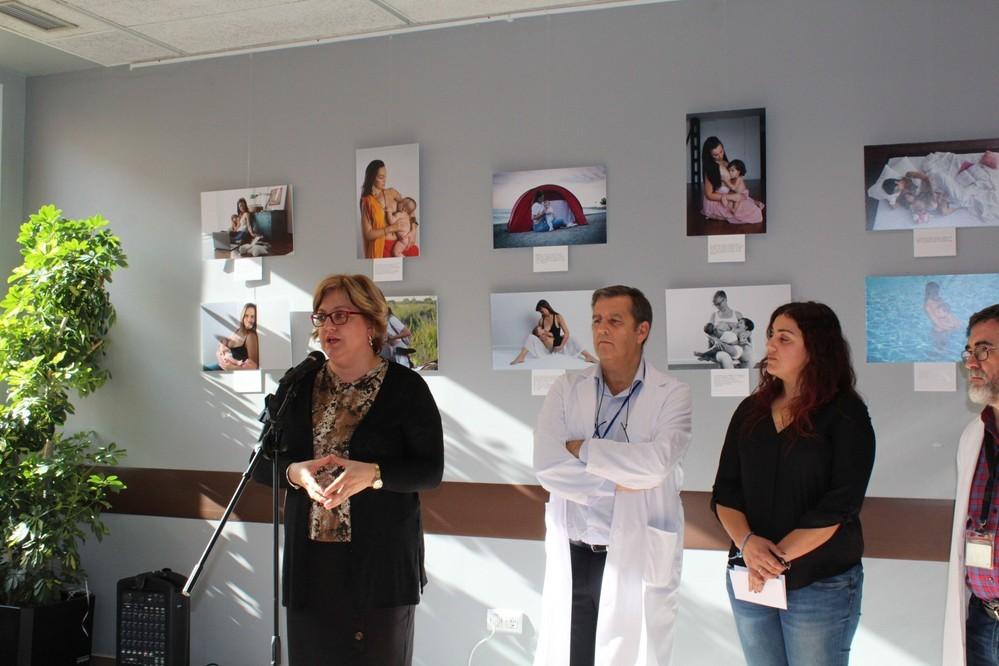 El Hospital de Poniente acoge la exposición ‘Mamar: mamá+amar’ de la Asociación Lactalmería