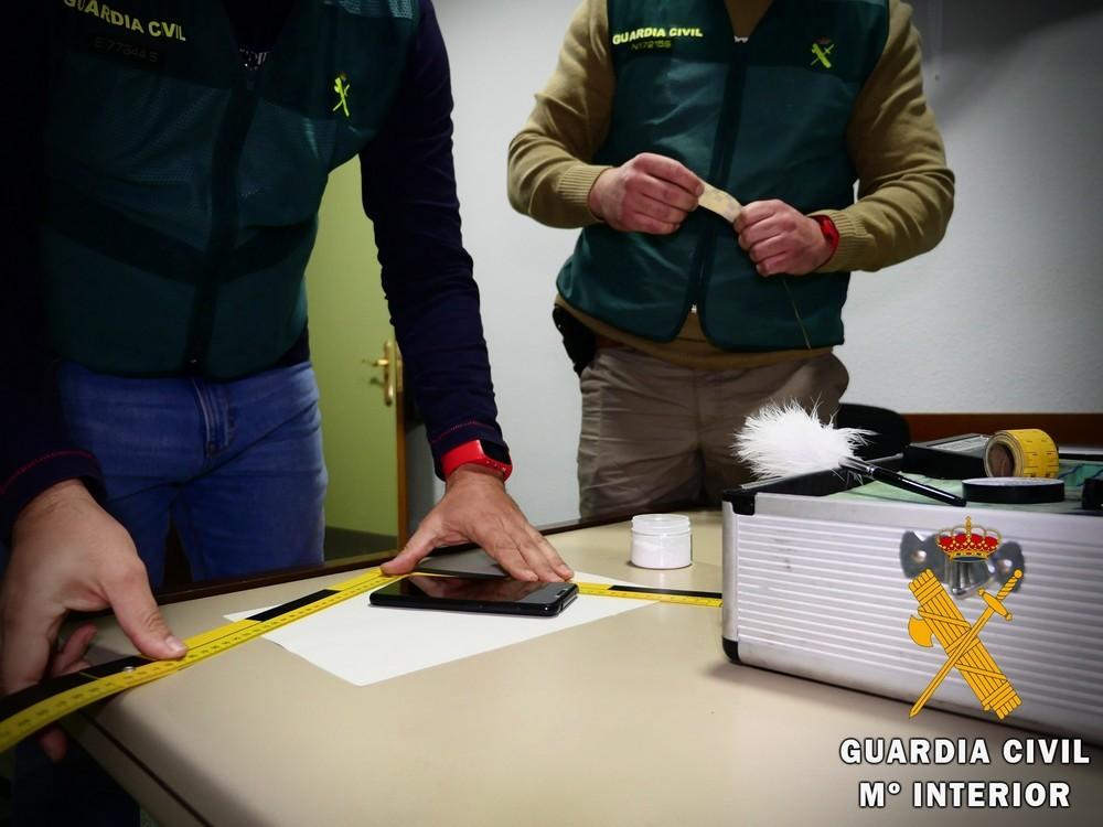 Escala hasta el interior de una vivienda y se lleva objetos valorados en 2.300 euros