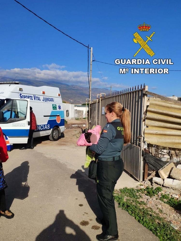 La Guardia Civil colabora en el auxilio a cuatro menores de edad en una precaria situación en El Ejido