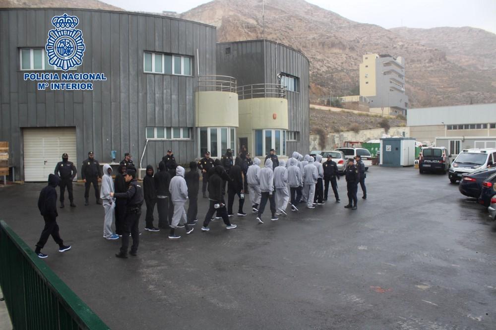 Detenidos los patrones de una patera rescatada al sur de punta Sabinar con 32 personas y 11 cadáveres a bordo
