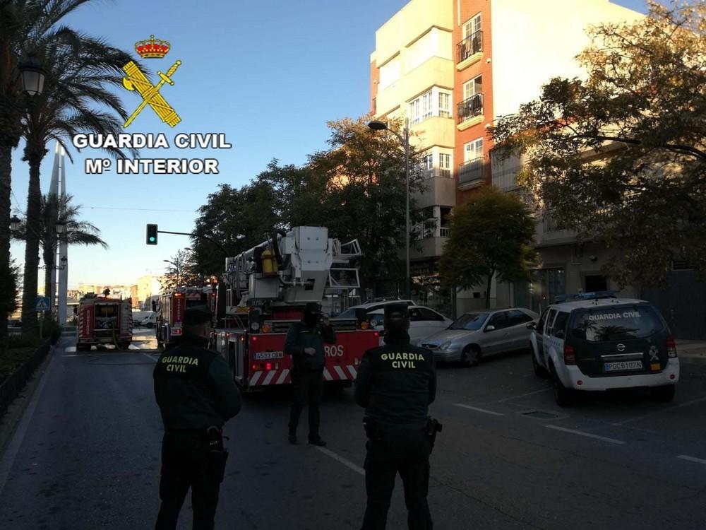 La Guardia Civil rescata a siete personas atrapadas en un edificio en llamas en Roquetas de Mar