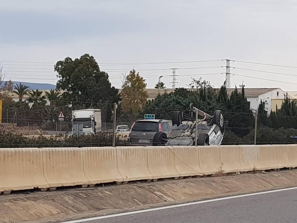 Un turismo da varias vueltas de campana en la A-7 a la altura de la Mojonera