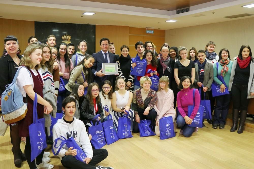 Góngora recibe a un grupo de estudiantes y profesores del programa Erasmus + del IES Santo Domingo