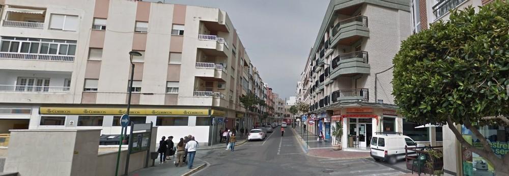 Los bomberos evacuan a un anciano afectado a causa de un incendio en un edificio en Adra