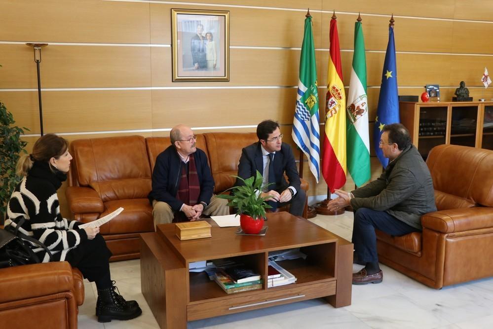 El alcalde recibe al presidente de la Peña Flamenca Amigos del Cante Murgis