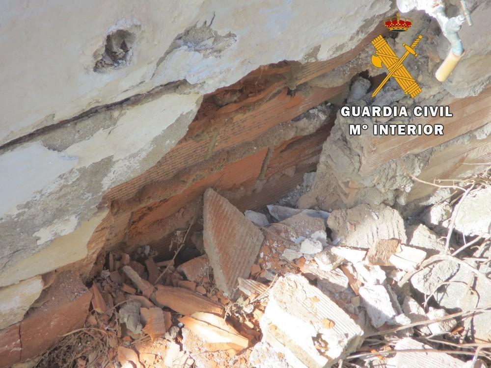 La Guardia Civil y Policía Local de Adra sorprenden in fraganti a un hombre que hacía un butrón