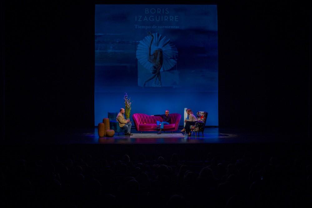 Gran expectación en la presentación y firma de la última novela de Boris Izaguirre ‘Tiempo de Tormentas’ en El Ejido
