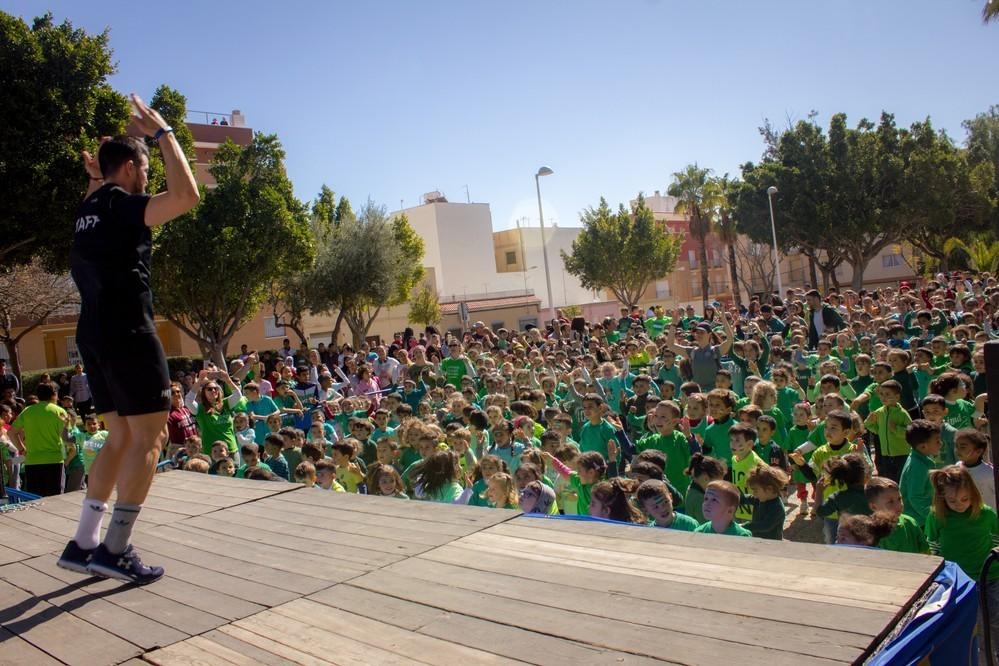 Un millar de escolares se lanzan a la carrera por el Día de Andalucía en Santa María del Águila