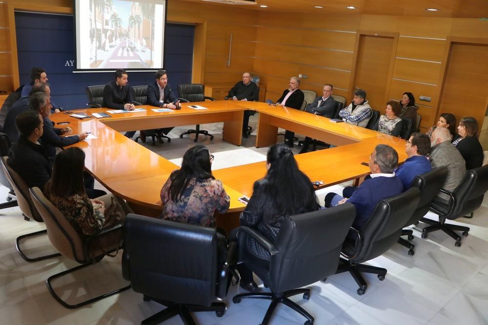 El alcalde da a conocer a una veintena de comerciantes el proyecto de remodelación integral y modernización al que se someterá Ejido centro