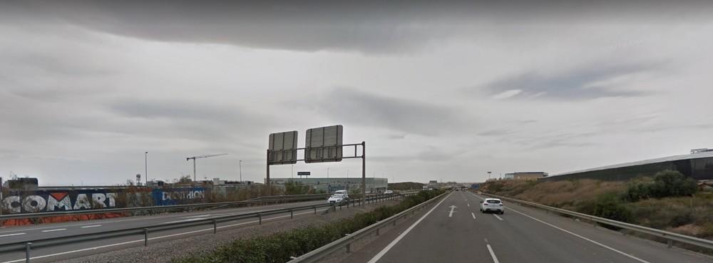 Tráfico abierto tras el corte total de la A-7 entre los kilómetros 429 y 431 en dirección El Ejido por el vuelco de un camión articulado que transportaba arena