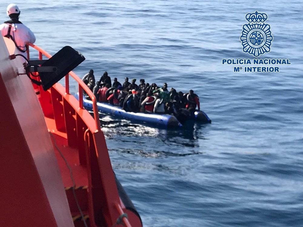 La Policía Nacional detiene al patrón de una patera rescatada en aguas almerienses con 48 personas a bordo