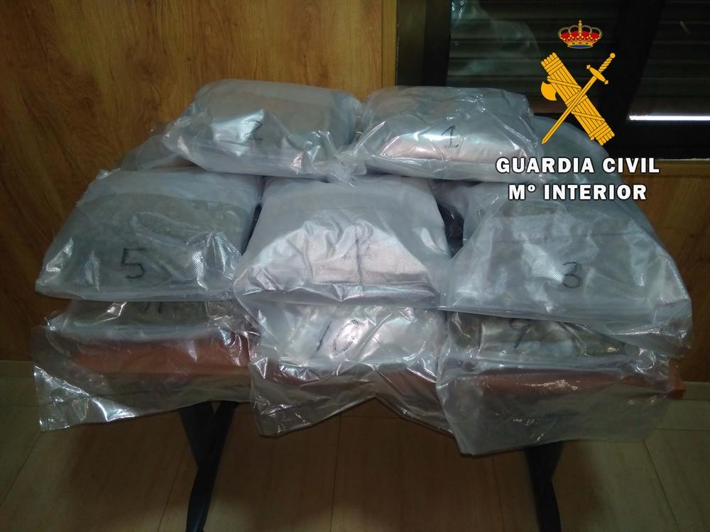 La Guardia Civil detiene a una persona con 8 kilos de marihuana en el interior de una maleta