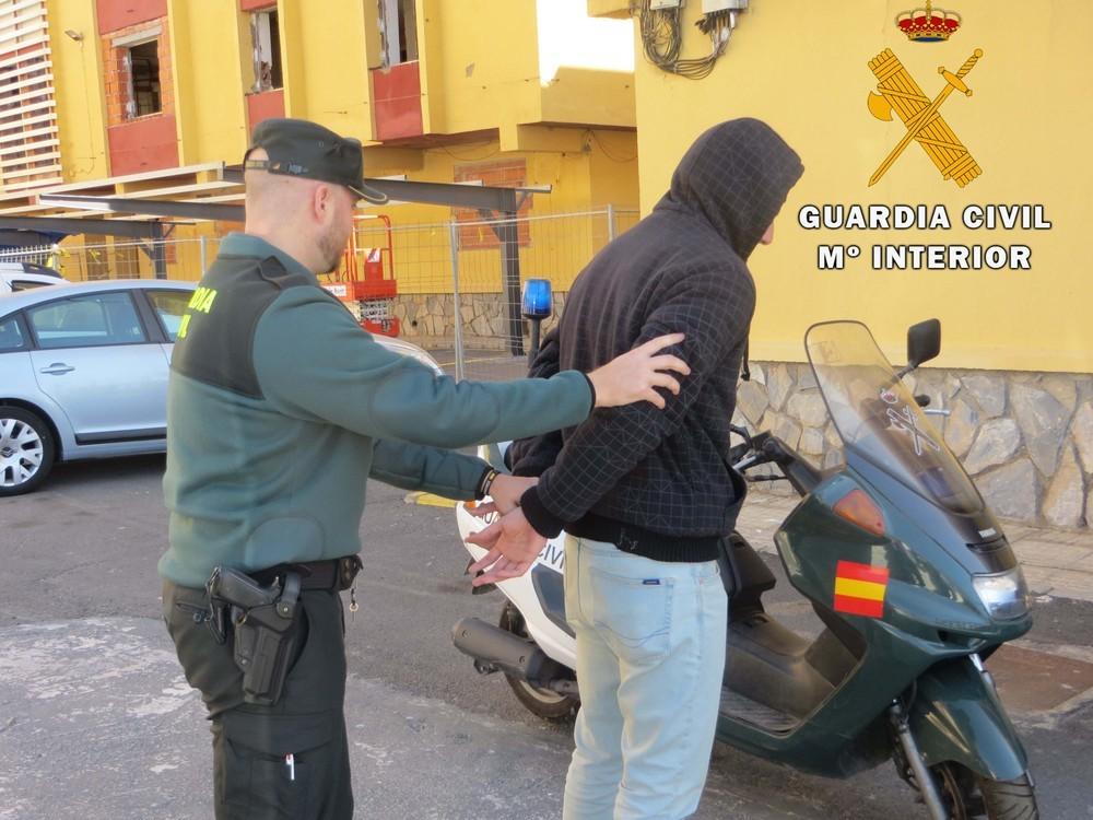 Detenido por un robo con violencia e intimidación y acusado de agresión sexual en Adra
