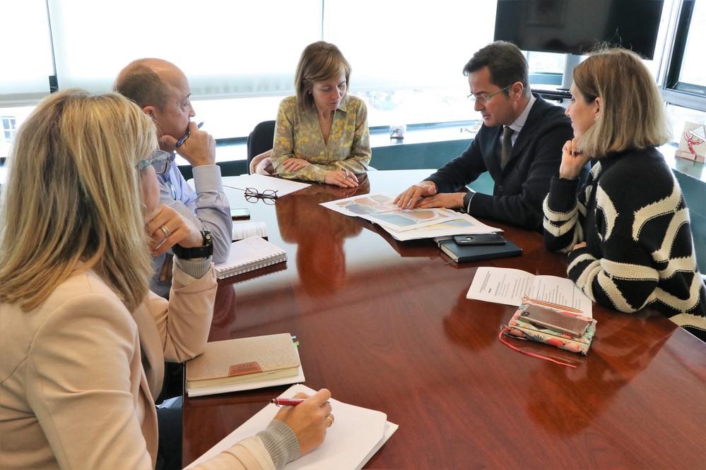 El alcalde y la delegada Territorial de Educación se reúnen para analizar las necesidades que tiene El Ejido en esta materia