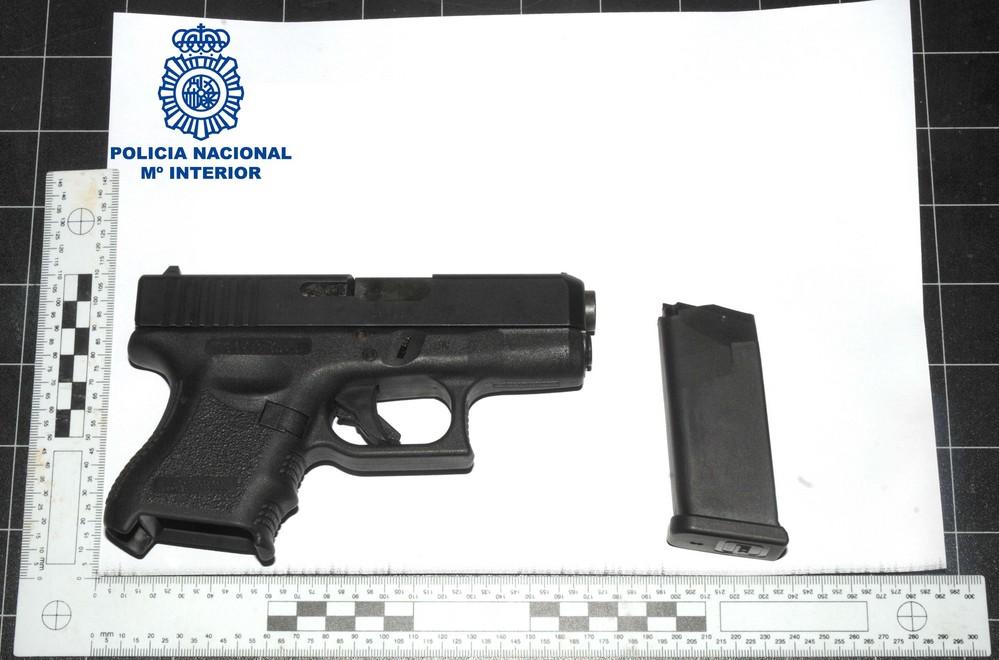La Policía Nacional de El Ejido sorprende a dos hombres con una pistola semiautomática y un machete