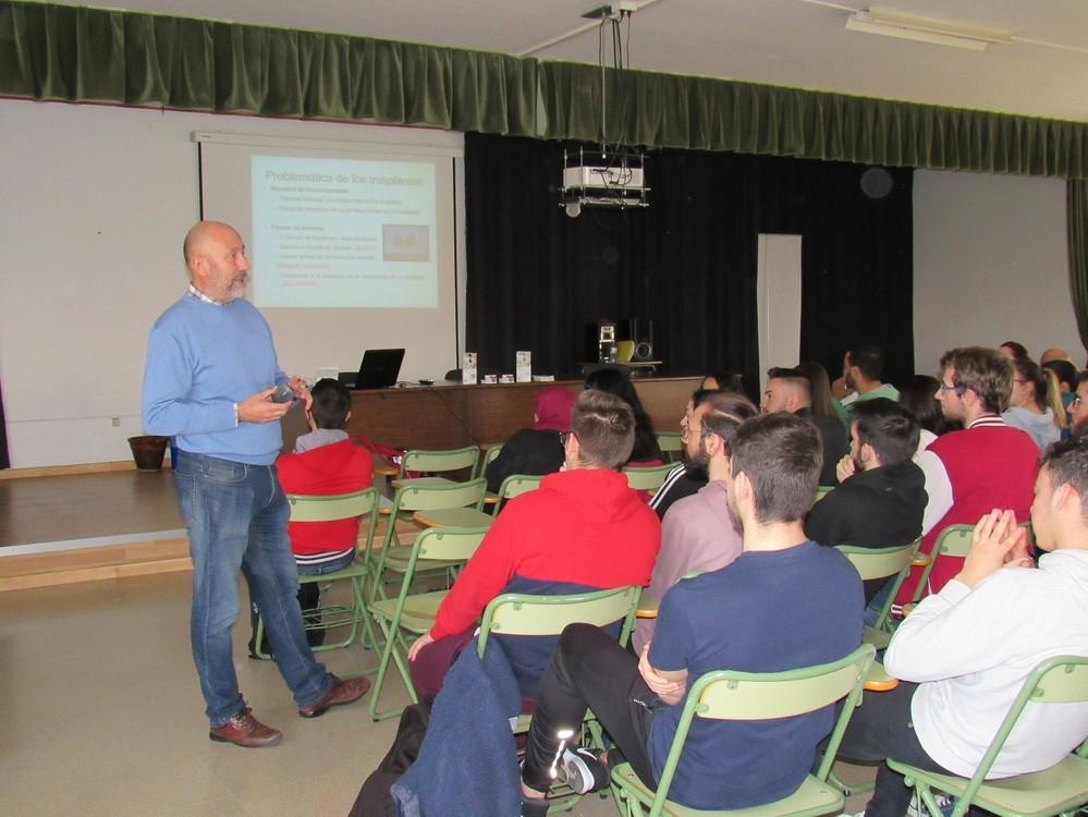 La coordinación de trasplantes del Hospital de Poniente imparte una charla informativa en el IES Murgi de El Ejido