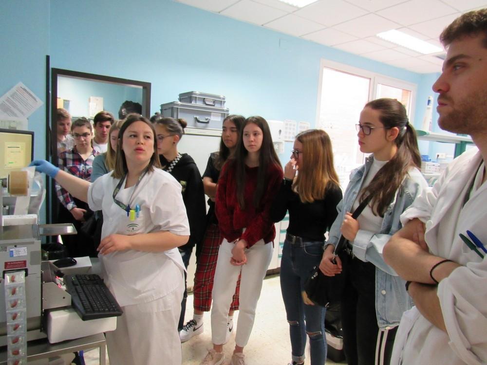 El Hospital de Poniente acoge la visita de un grupo de estudiantes del colegio SEK Alborán