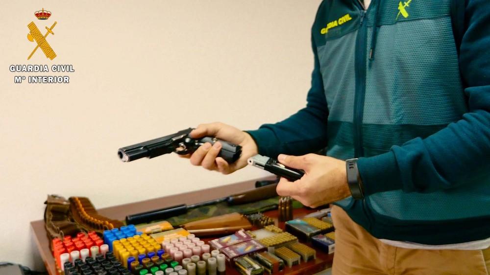 La Guardia Civil detiene a una persona tras una denuncia de “viogen” y descubre que posee un rifle y munición de forma ilegal en Roquetas de Mar