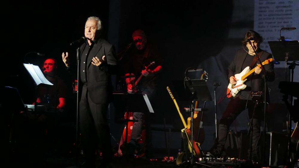 Víctor Manuel hace vibrar a cientos de personas en su concierto en Adra