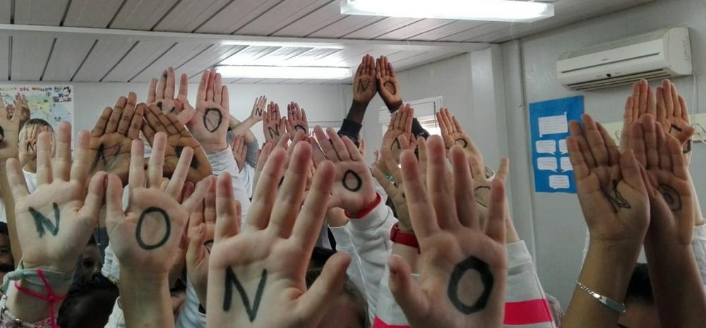 Los centros educativos de Vícar convierten su recreos en un NO al Maltrato Infantil