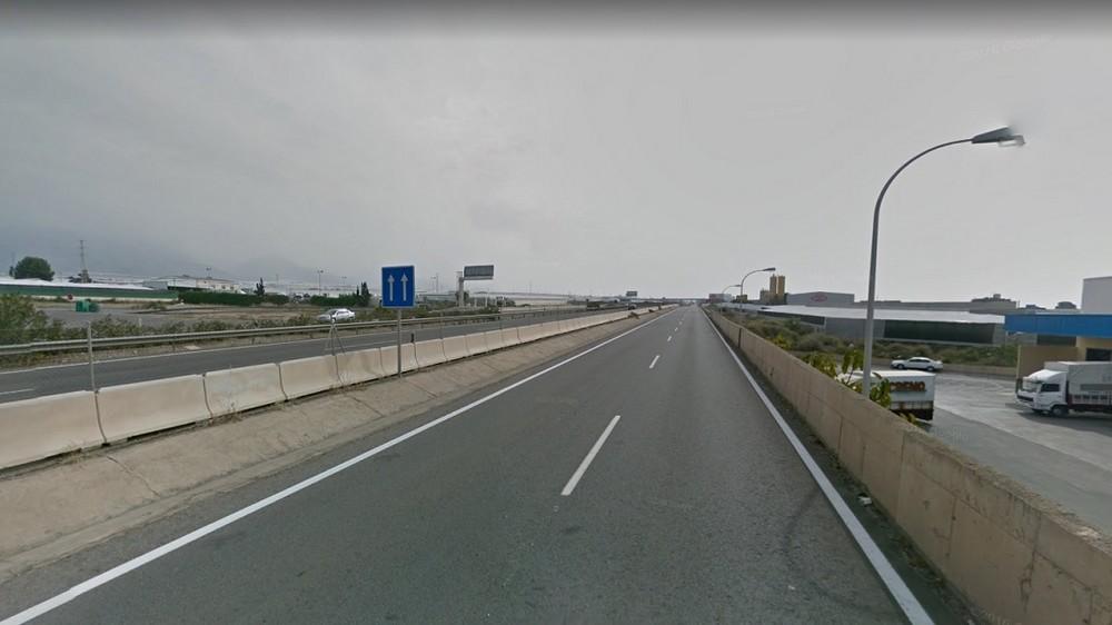 Un trailer y un camión colisionan sin causar heridos en una vía de servicio en El Ejido